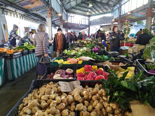 Verranno anche rifatti i servizi igienici e sostituiti i pozzetti idrici/elettrici Verranno anche rifatti i servizi igienici e sostituiti i pozzetti idrici/elettrici