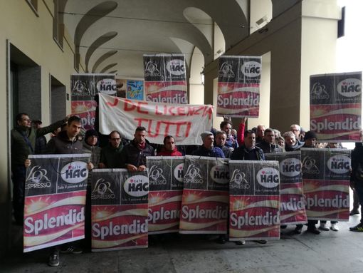 Anche i lavoratori di Hag Splendid in piazza Castello per l'arrivo di Di Maio Anche i lavoratori di Hag Splendid in piazza Castello per l'arrivo di Di Maio