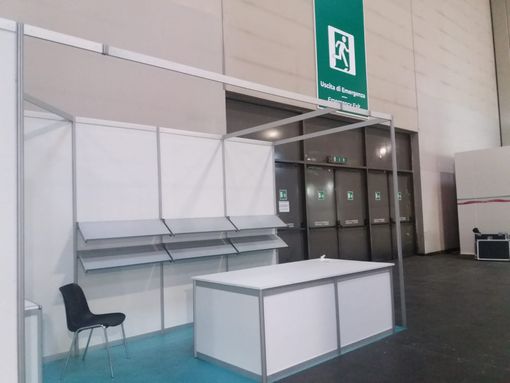 Altaforte, stand ancora vuoto nel Salone del Libro in allestimento