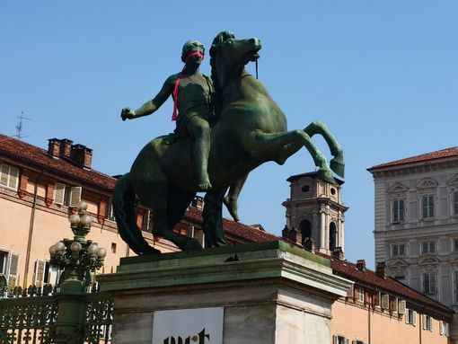 Bendati i dioscuri della cancellata di Palazzo Reale