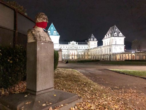 No alla censura, CasaPound imbavaglia le statue a Torino e in oltre cento città italiane
