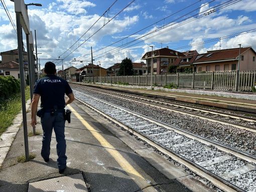 stazione luogo della tragedia di Brandizzo con poliziotto stazione luogo della tragedia di Brandizzo con poliziotto