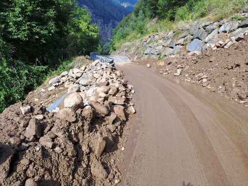 Strada interrotta per frana - immagine d'archivio