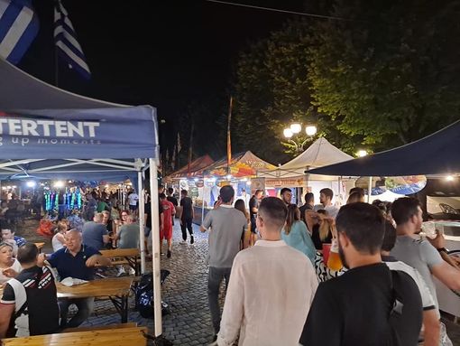 persone tra le bancarelle