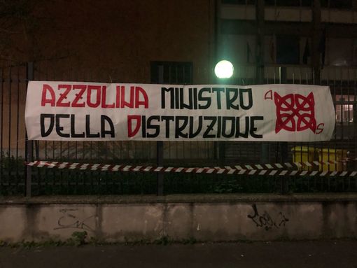 Liceo Einstein, blitz di Azione Studentesca: "Azzolina Ministro della DIstruzione" Liceo Einstein, blitz di Azione Studentesca: "Azzolina Ministro della DIstruzione"