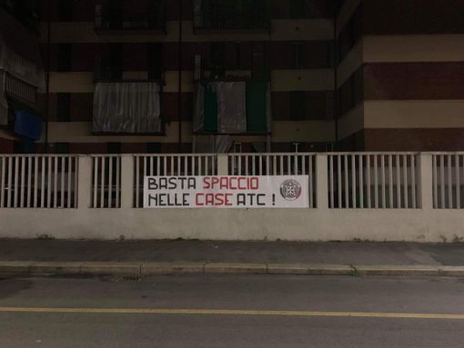Striscione di CasaPound sulle case ATC di Borgo Vittoria assediate dai pusher Striscione di CasaPound sulle case ATC di Borgo Vittoria assediate dai pusher
