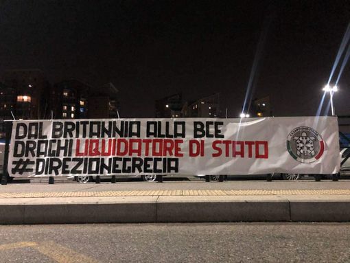 Lo striscione apparso in corso Principe Oddone, a Torino, contro Mario Draghi Lo striscione apparso in corso Principe Oddone, a Torino, contro Mario Draghi