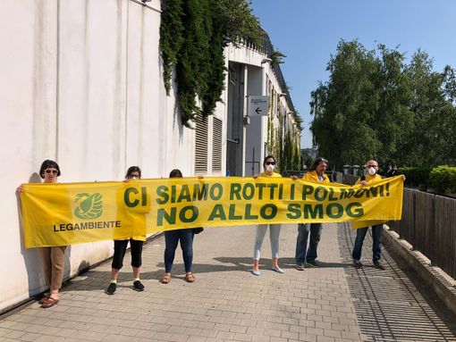"Clean air dialogue" a Torino, protesta di Legambiente: "Ci siamo rotti i polmoni" "Clean air dialogue" a Torino, protesta di Legambiente: "Ci siamo rotti i polmoni"