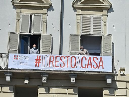 #Iorestoacasa, striscione sul palazzo della Regione in piazza Castello #Iorestoacasa, striscione sul palazzo della Regione in piazza Castello