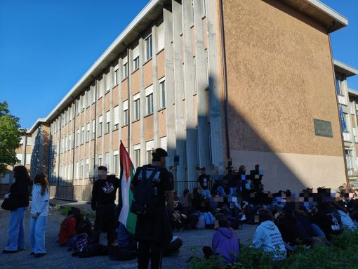 I ragazzi del liceo di Barriera in assemblea