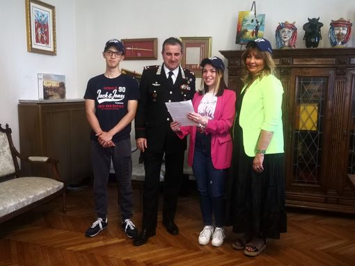 studenti con comandante carabinieri studenti con comandante carabinieri