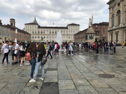 Ultimo giorno di scuola, la grande festa degli studenti torinesi nelle fontane di piazza Castello Ultimo giorno di scuola, la grande festa degli studenti torinesi nelle fontane di piazza Castello
