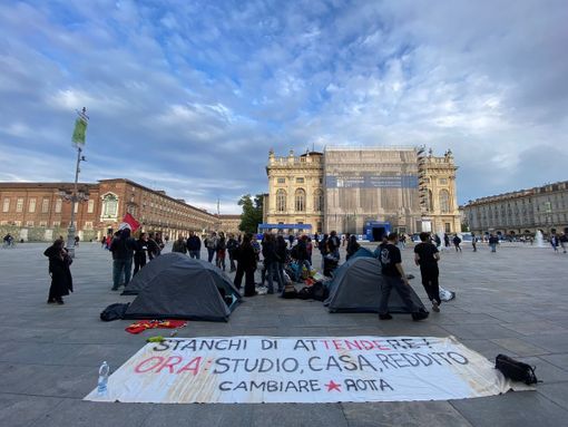 In tenda davanti alla Regione Piemonte, la protesta degli studenti: "Troppi 350 euro per una stanza, servono residenze pubbliche" In tenda davanti alla Regione Piemonte, la protesta degli studenti: "Troppi 350 euro per una stanza, servono residenze pubbliche"