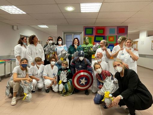 supereroi in corsia di ospedale