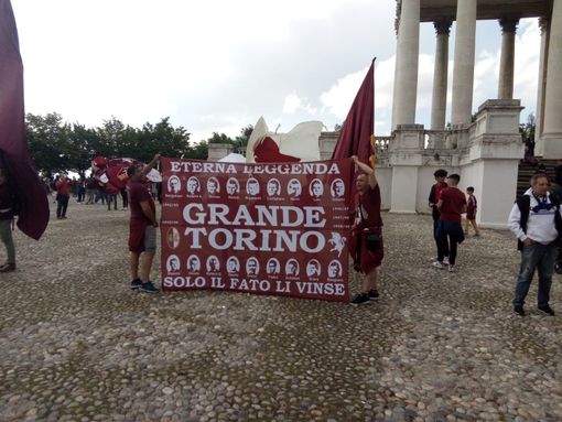 Flash mob granata il 4 maggio: una bandiera su tutti i balconi per ricordare il Grande Torino Flash mob granata il 4 maggio: una bandiera su tutti i balconi per ricordare il Grande Torino