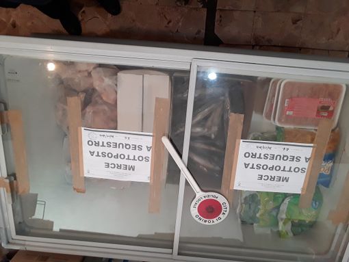 Il negoziante, un 29enne originario del Bangladesh, è stato denunciato