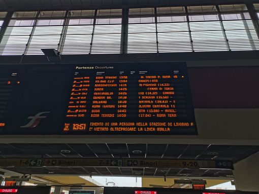 Il tabellone che evidenza ritardi e cancellazioni a Porta Nuova