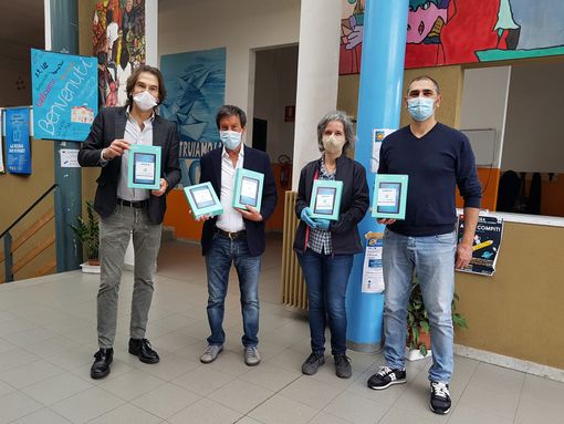 Coronavirus, 30 tablet donati al IV circolo scolastico di Nichelino