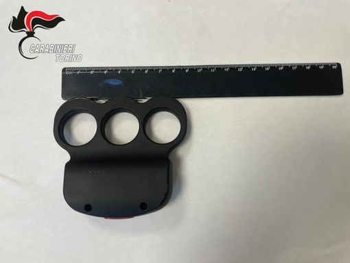 Festa dei coscritti a Montaldo Dora rovinata da alcuni ubriachi: fermato un giovane con un taser tirapugni