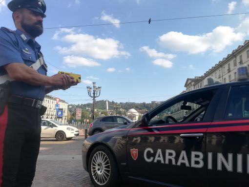 34enne marocchino aggredisce giovane attrice e la colpisce con un pugno, fermato con il taser dai carabinieri