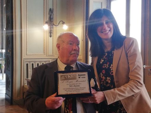 Più di 50 anni alla guida di un taxi sulle strade di Torino: premiato Pompeo Moscaritolo