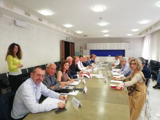 Chiamparino a confronto coi parlamentari piemontesi sulle infrastrutture della regione: all'esterno protesta No-Tav