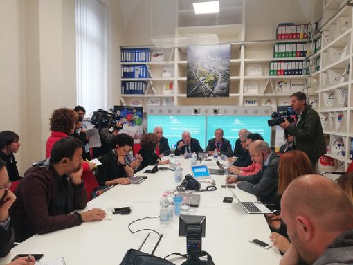 Torino-Lione, la Ue ammonisce: &quot;Se l'Italia uscisse dovrebbe restituire 1,5 miliardi all'Europa&quot;