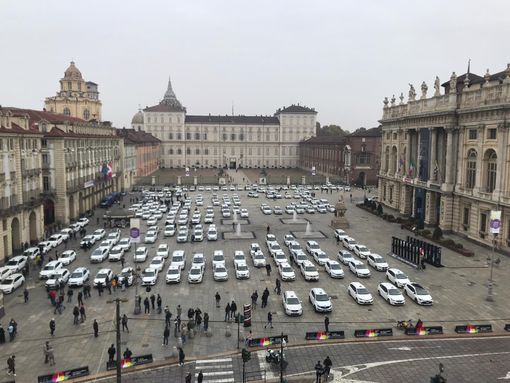 I tassisti sfilano a Torino: “Siamo carne da macello, senza aiuti ci fermiamo” [FOTO e VIDEO]