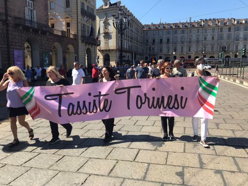 I taxi si fermano, sciopero contro il Ddl Concorrenza: "Così è impossibile lavorare" [VIDEO]