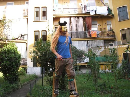 La compagnia durante "Cortili ad arte", progetto diffuso sostenuto da Fondazione Contrada a Torino lo scorso settembre (foto tratta dalla pagina Facebook) La compagnia durante "Cortili ad arte", progetto diffuso sostenuto da Fondazione Contrada a Torino lo scorso settembre (foto tratta dalla pagina Facebook)