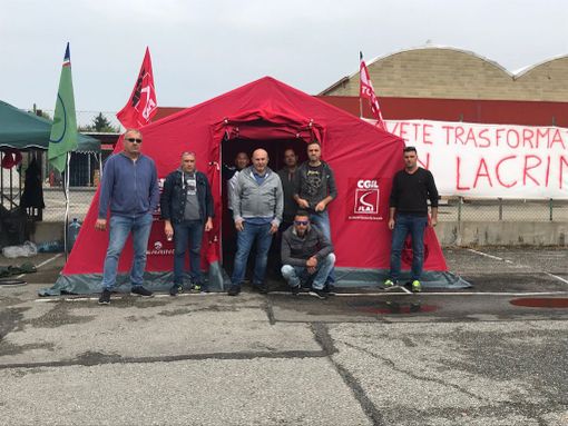 Crisi Hag, i dipendenti montano la tenda rossa davanti allo stabilimento di Andezeno (FOTO) Crisi Hag, i dipendenti montano la tenda rossa davanti allo stabilimento di Andezeno (FOTO)