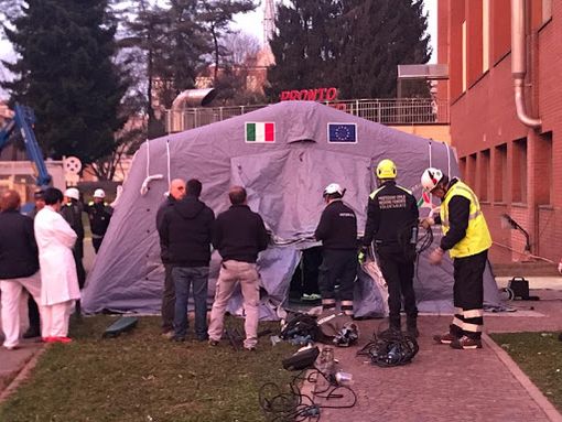Rivoli e Venaria, lavori in corso per installare le tende negli ospedali
