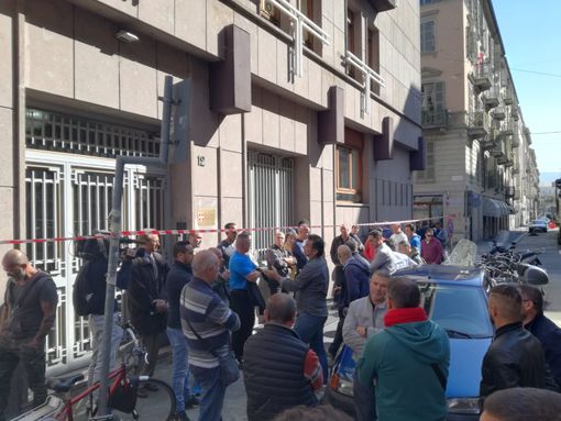 Comital e Lamalu, tensione davanti all'assessorato al Lavoro a Torino. Litigi tra gli operai e sfoghi: &quot;Sono 4 mesi che viviamo senza soldi&quot; (VIDEO)