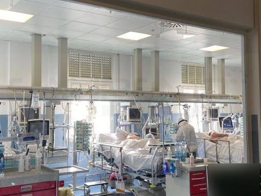 Covid, il sindacato dei medici: "Zona gialla, ma gli ospedali restano in crisi" Covid, il sindacato dei medici: "Zona gialla, ma gli ospedali restano in crisi"