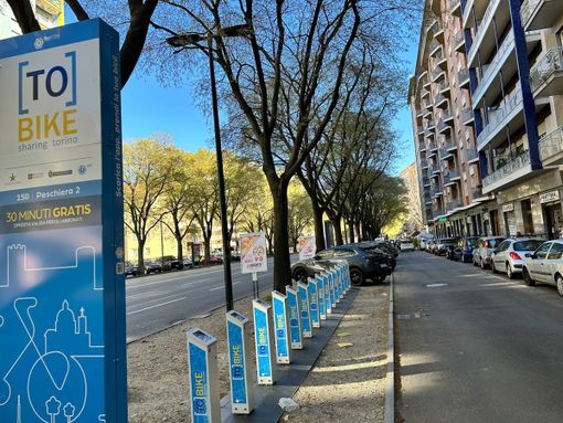 Abbandonati e inutilizzati, ma gli stalli ToBike occupano parcheggi: &quot;Tutti rimossi entro agosto&quot;