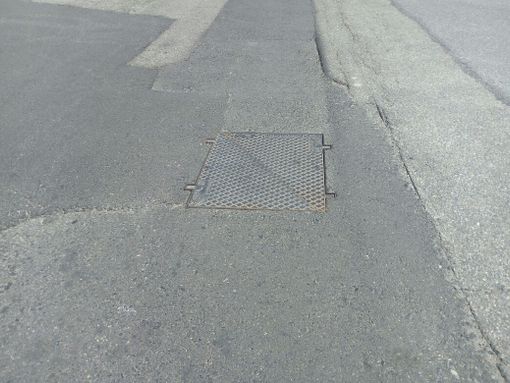 Tombino rumoroso e pericoloso in via Isernia: “Chiediamo una verifica immediata del problema”