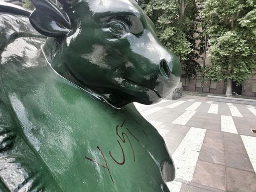 Il Toret gigante vandalizzato, foto tratta dalla pagina Facebook Boogia.net Il Toret gigante vandalizzato, foto tratta dalla pagina Facebook Boogia.net