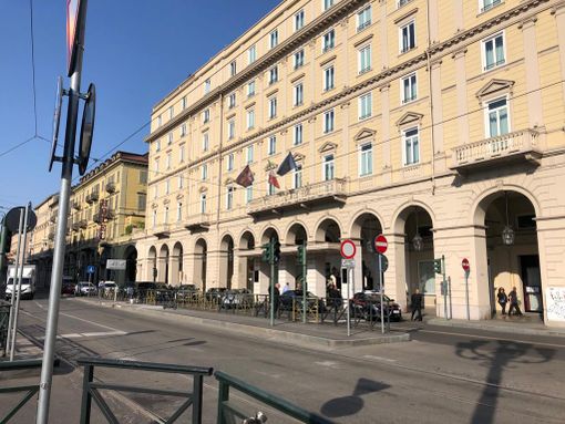 auto delle forze dell'ordine davanti a un albergo del centro auto delle forze dell'ordine davanti a un albergo del centro