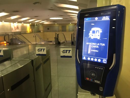 Da luglio il tornello della metro di Torino si apre con la carta di credito (VIDEO) Da luglio il tornello della metro di Torino si apre con la carta di credito (VIDEO)