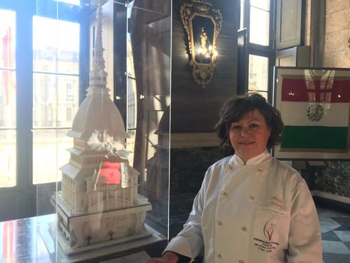 In Comune una torta formato Mole Antonelliana: “Ispirata al simbolo di Torino, è una copia perfetta dell’originale” (FOTO e VIDEO)