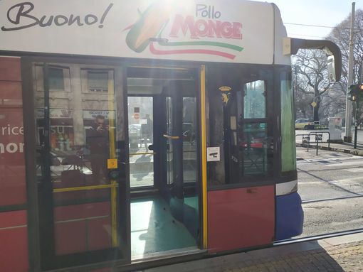 Il tram 4 è iper affollato, Gtt corre ai ripari: due mezzi in più in servizio durante l’emergenza Coronavirus