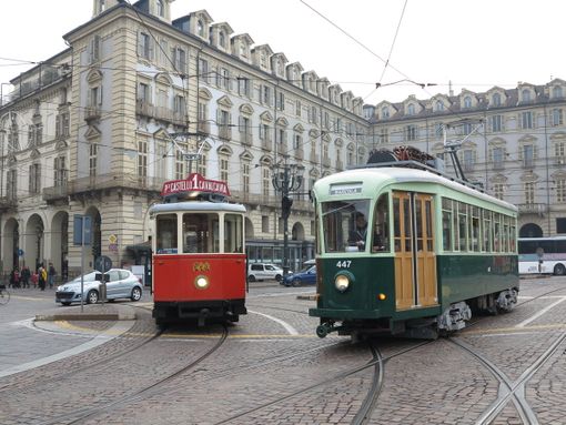 Tuffo nel passato per il salotto buono di Torino: in piazza Castello tornano i tram storici