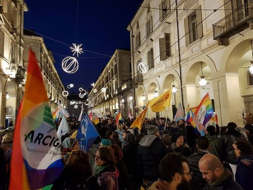 Una folla colorata ha marciato a sostegno dei diritti delle persone trans e di tutte le minoranze