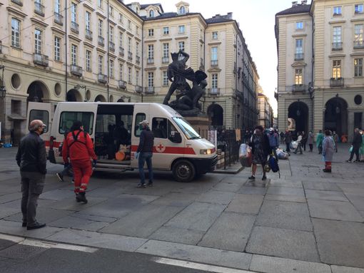 I senzatetto in presidio a Palazzo Civico trasferiti nel Padiglione V di Torino Esposizioni I senzatetto in presidio a Palazzo Civico trasferiti nel Padiglione V di Torino Esposizioni