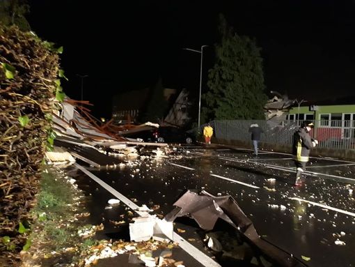 Cafasse, chiusa oggi la scuola media devastata ieri sera da una tromba d'aria (VIDEO) Cafasse, chiusa oggi la scuola media devastata ieri sera da una tromba d'aria (VIDEO)