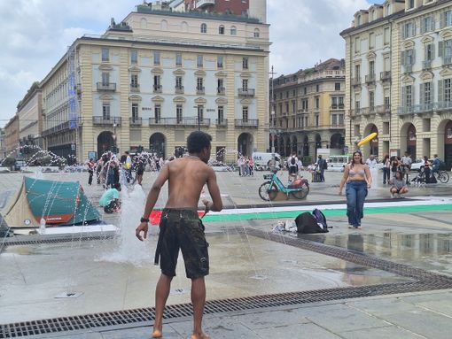 I ragazzi festeggiano la fine della scuola in piazza Castello I ragazzi festeggiano la fine della scuola in piazza Castello