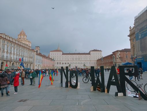 "No war”: in piazza Castello un presidio per il cessate il fuoco in Palestina e Ucraina [FOTO]