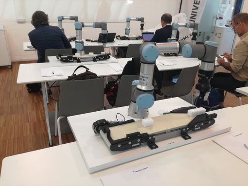 robot collaborativo appoggiato a un tavolo