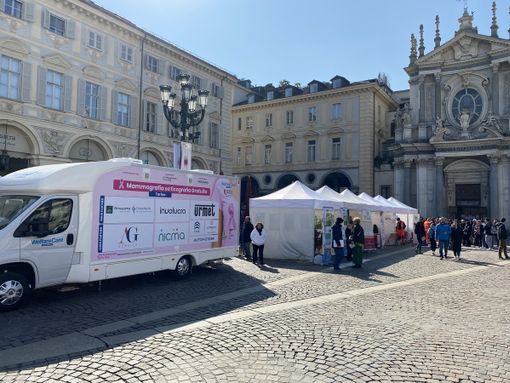 Camper della Urmet durante una gara podistica Camper della Urmet durante una gara podistica