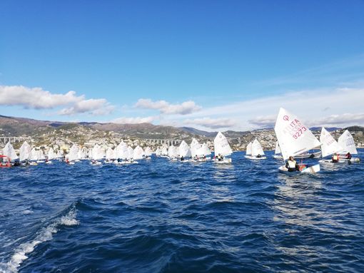 velisti in regata - foto di repertorio